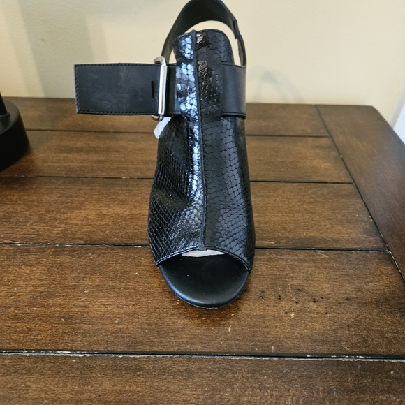 Donald J. Pliner Black Textured Heels - Picture 1 of 2